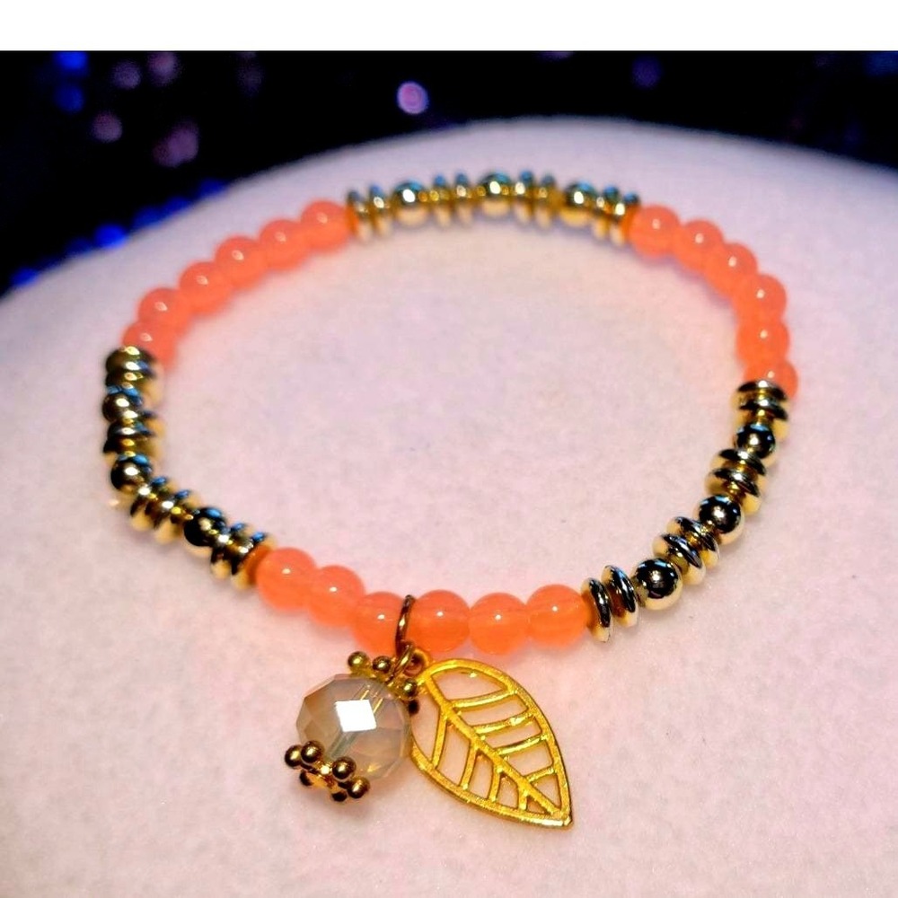 NEW‎ HANDMADE Boho Beaded Bracelet Peach Gem Gold Tone Leaf Charm Stretchy Women